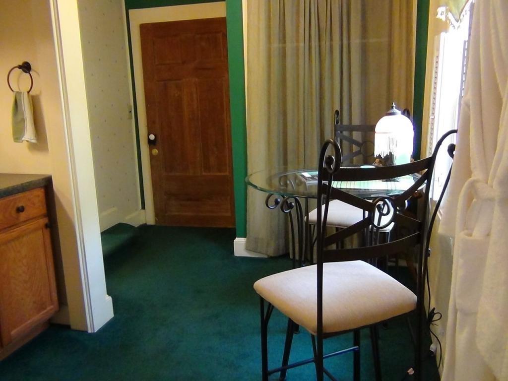 Buffalo Tavern Bed And Breakfast West Jefferson Chambre photo