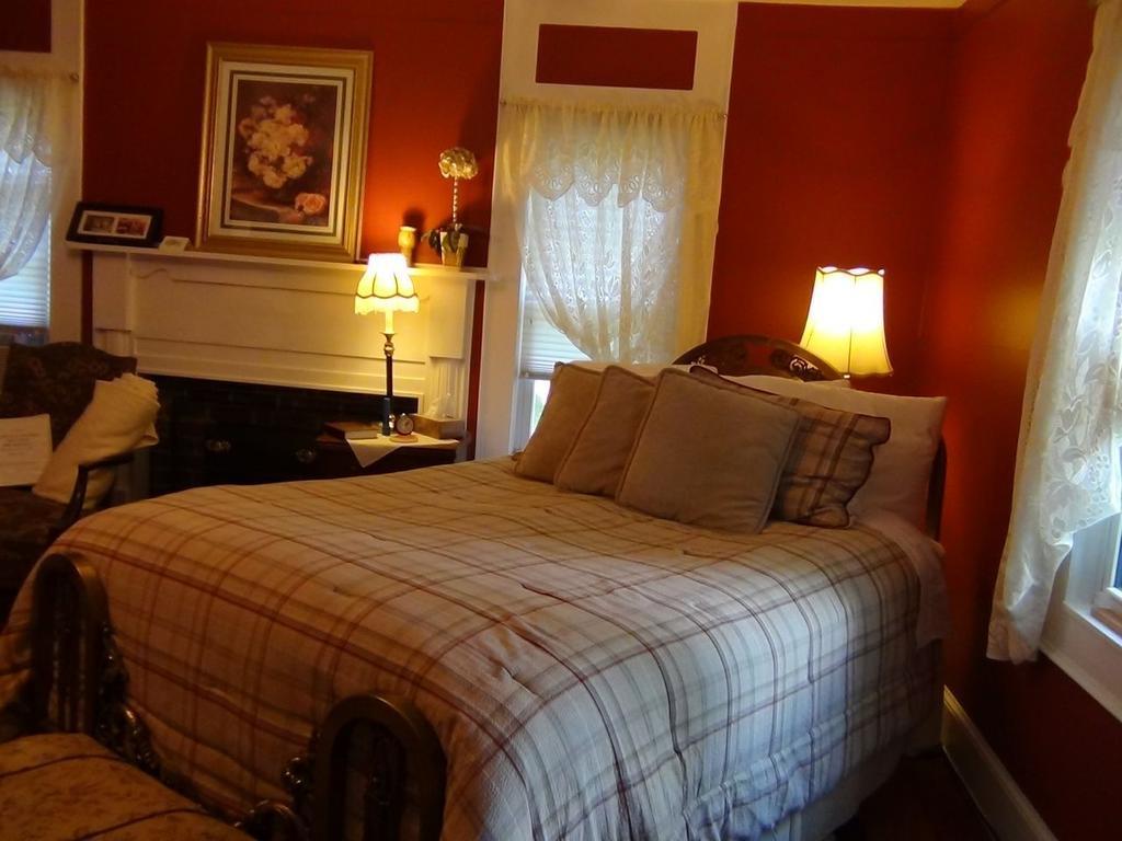 Buffalo Tavern Bed And Breakfast West Jefferson Chambre photo